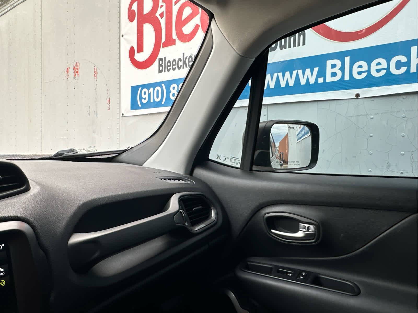 Used 2022 Jeep Renegade Latitude w/ Convenience Group image 39