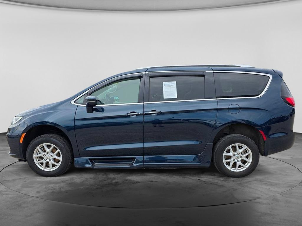 Used 2021 Chrysler Pacifica Touring-L w/ Uconnect Theater Family Group FWD image 6