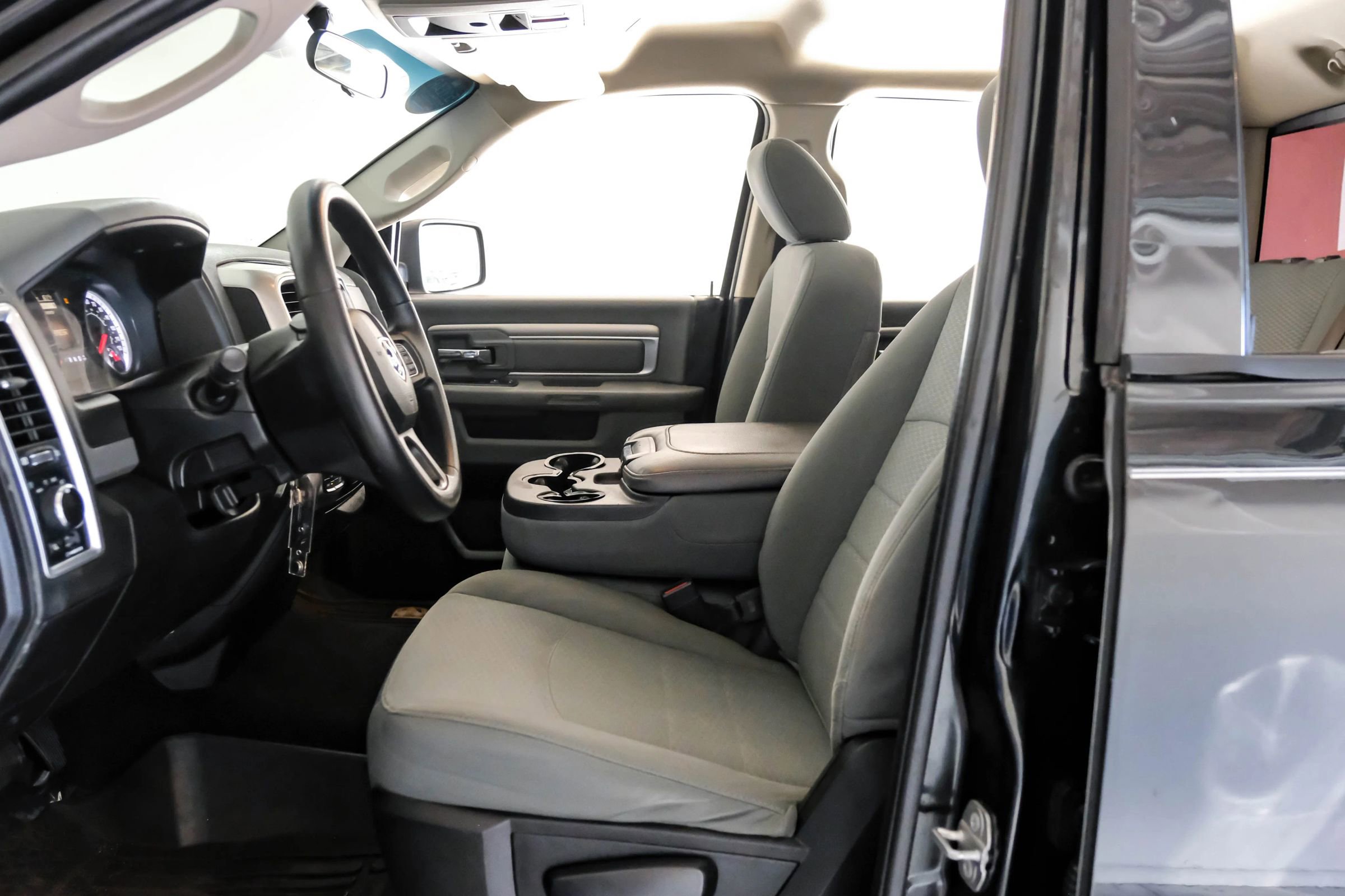 Used 2019 RAM 1500 Classic SLT image 3