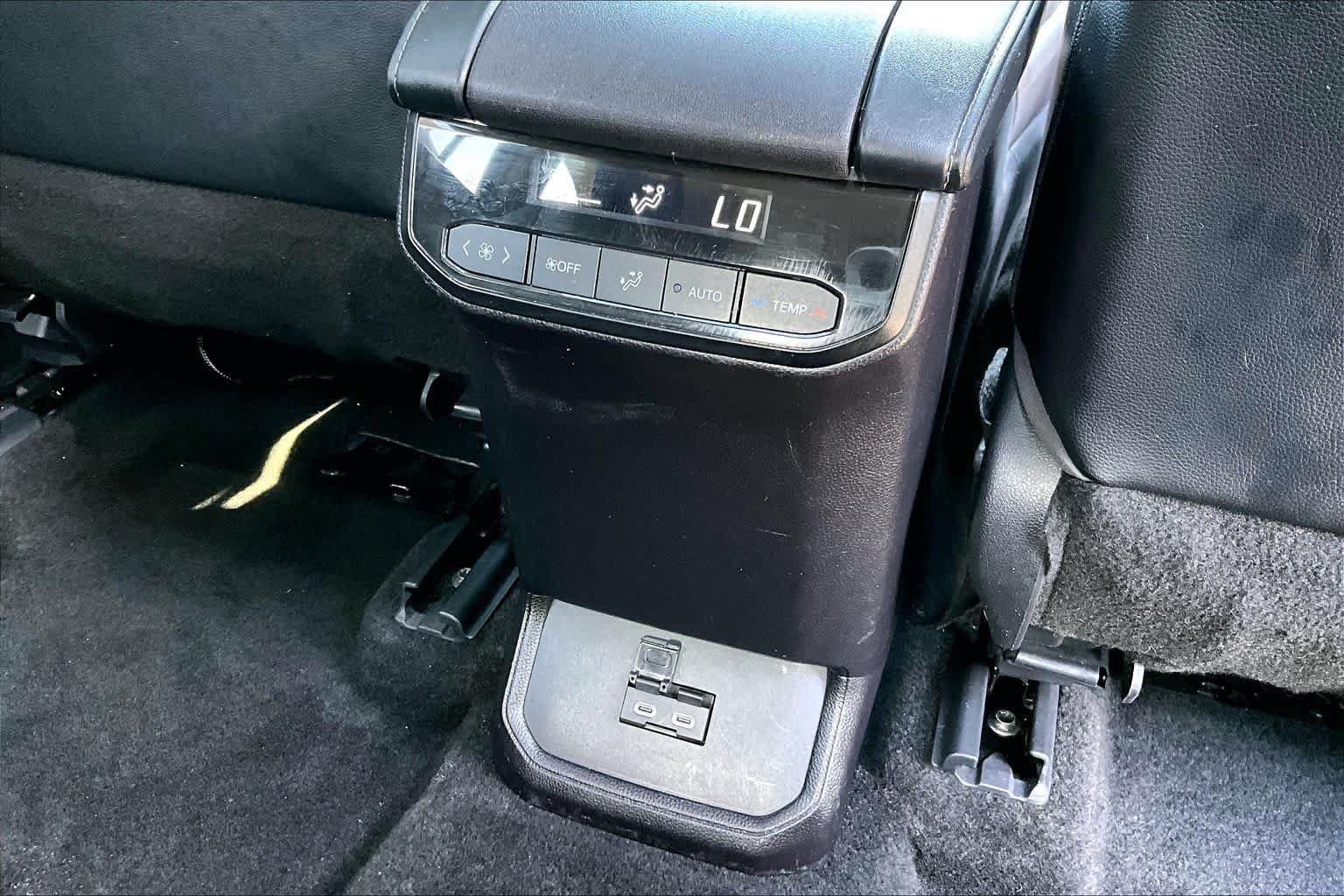 Used 2023 Toyota Highlander XLE AWD/4WD image 33