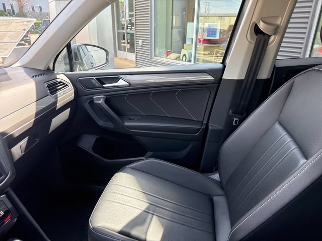 Used 2024 Volkswagen Tiguan SE AWD/4WD image 29