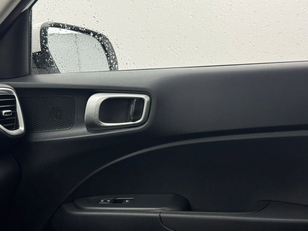 Used 2025 Hyundai Venue SEL FWD image 38