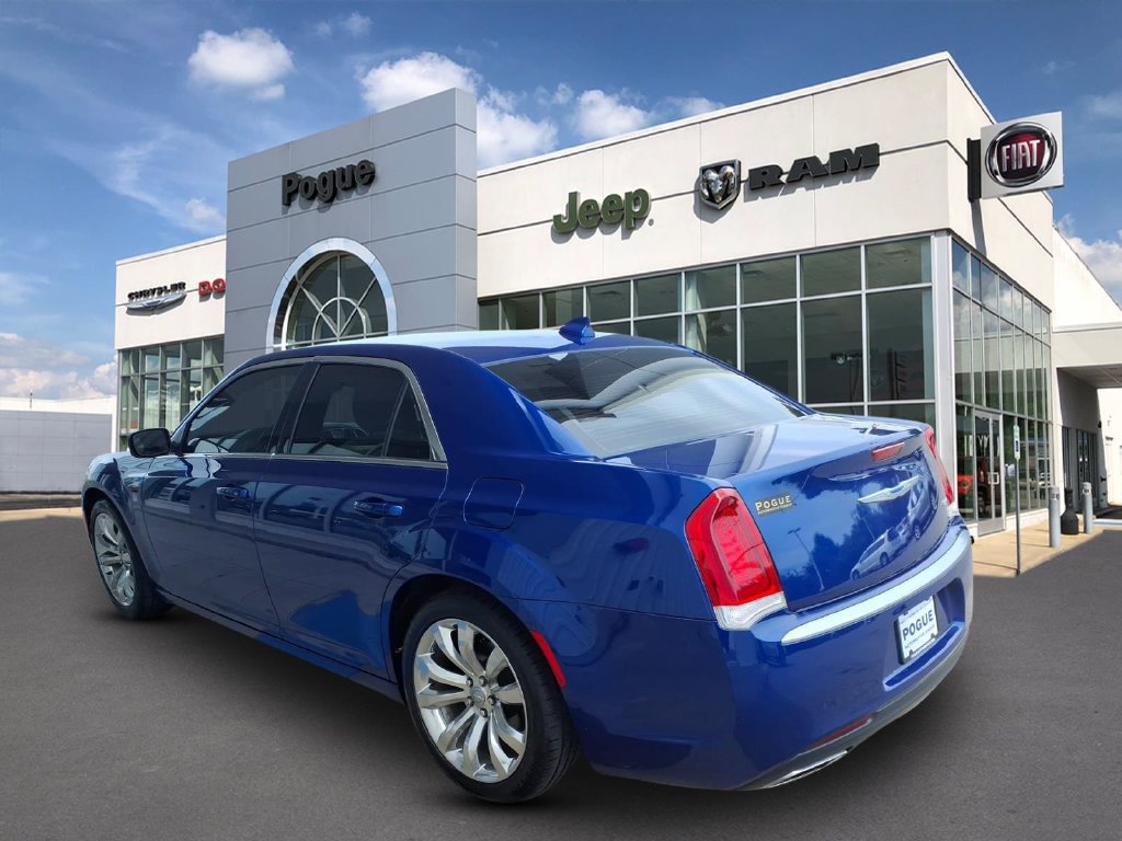 Used 2018 Chrysler 300 Touring w/ Chrome Appearance Package RWD image 3