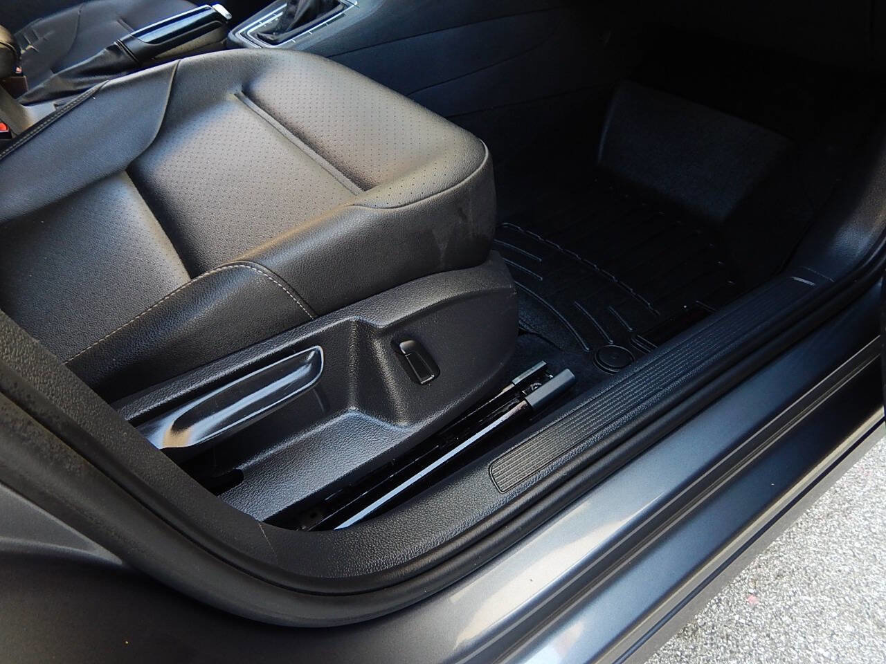 Used 2017 Volkswagen Golf SE FWD image 22