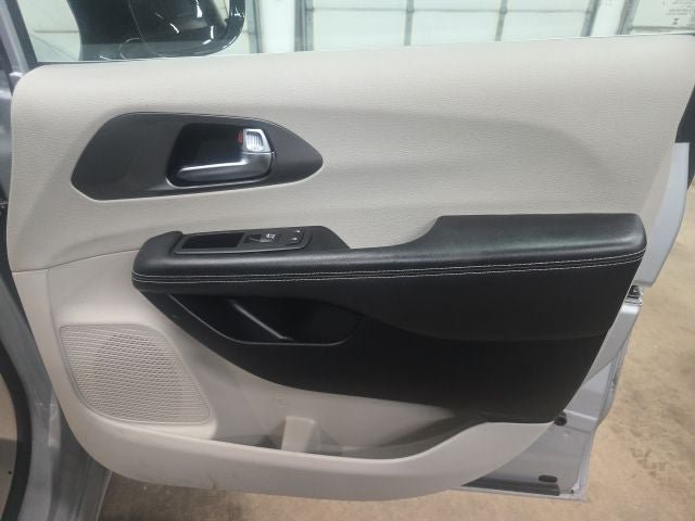 Used 2024 Chrysler Pacifica Touring-L FWD image 5