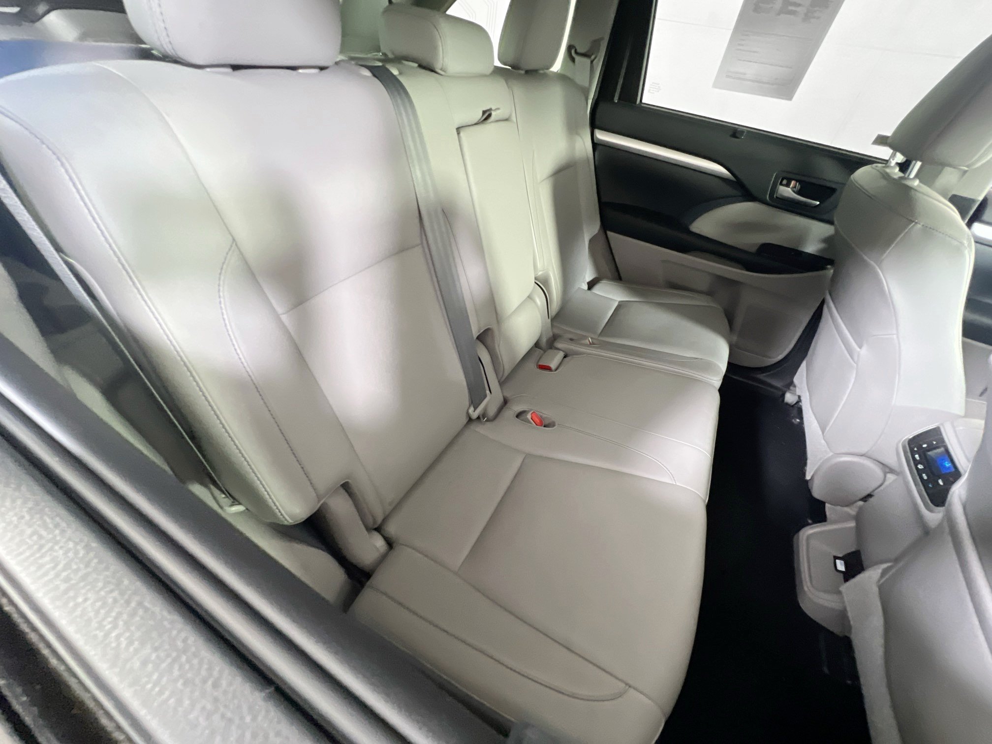 Used 2015 Toyota Highlander XLE AWD/4WD image 28