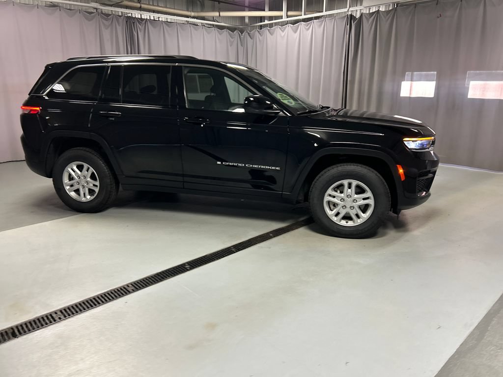 Used 2025 Jeep Grand Cherokee Laredo w/ Luxury Tech Group I AWD/4WD image 8