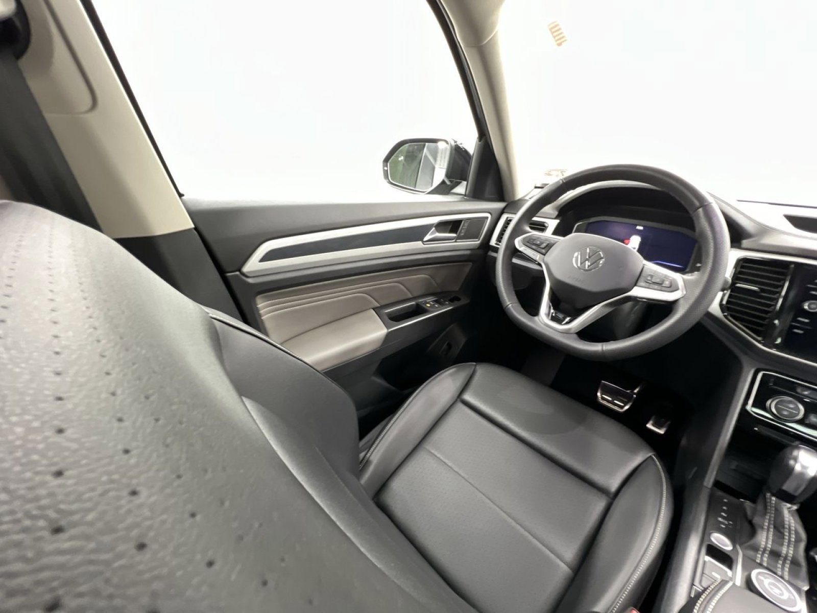 Used 2022 Volkswagen Atlas SEL R-Line image 11