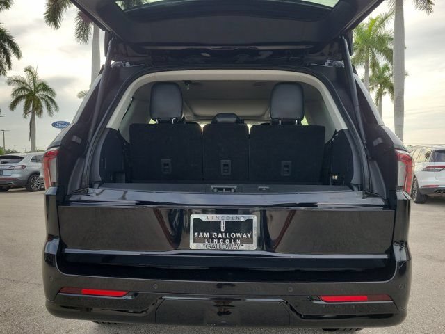 Certified 2025 Lincoln Navigator Reserve AWD/4WD image 7