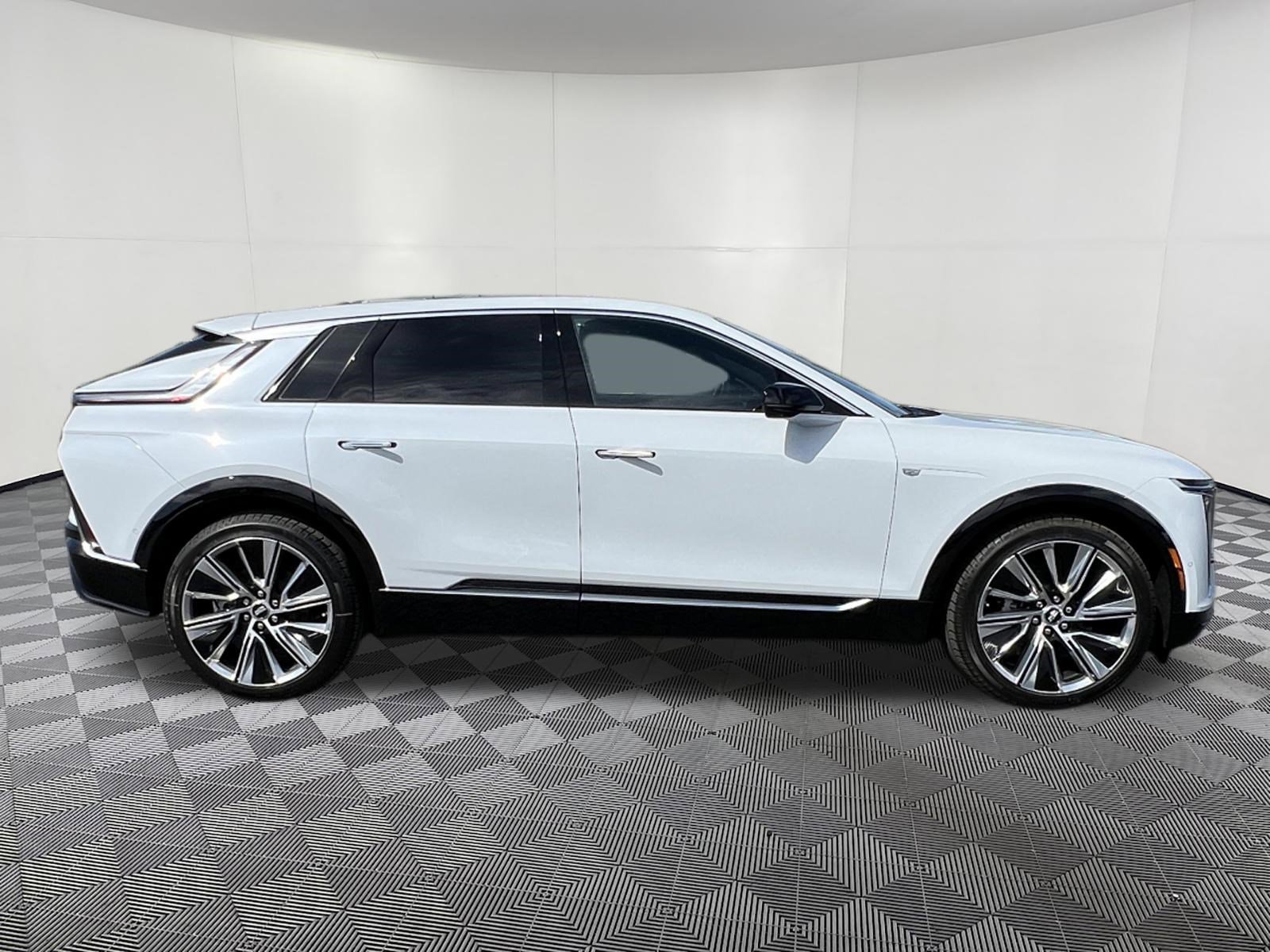 New 2026 Cadillac Lyriq Signature Luxury AWD/4WD image 7