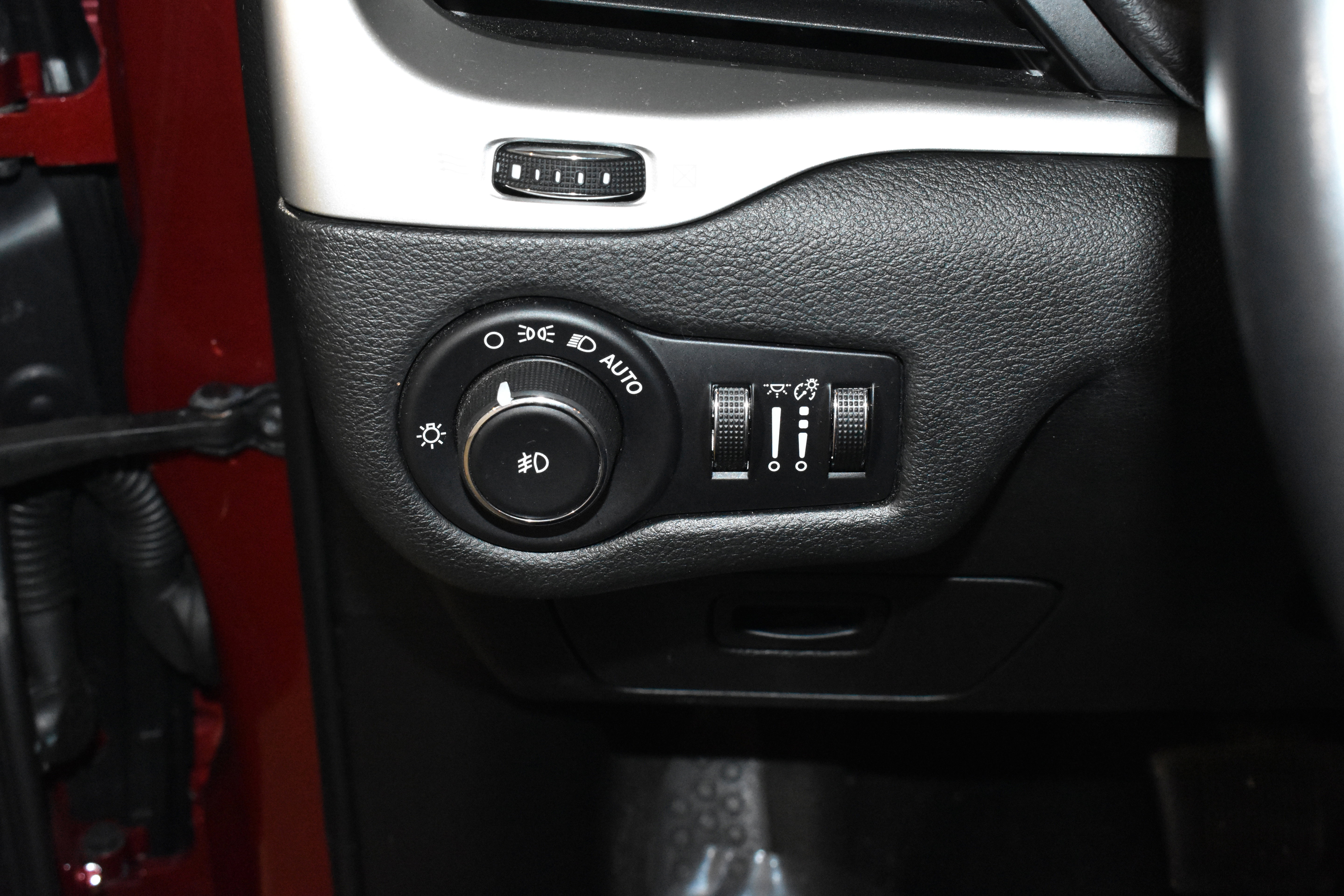 Used 2015 Jeep Cherokee Limited image 15