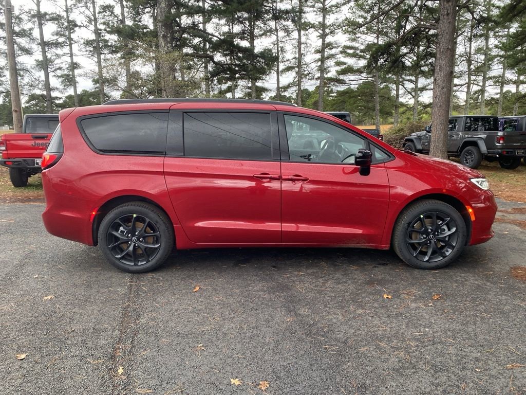 New 2026 Chrysler Pacifica Limited w/ S Appearance Package image 4