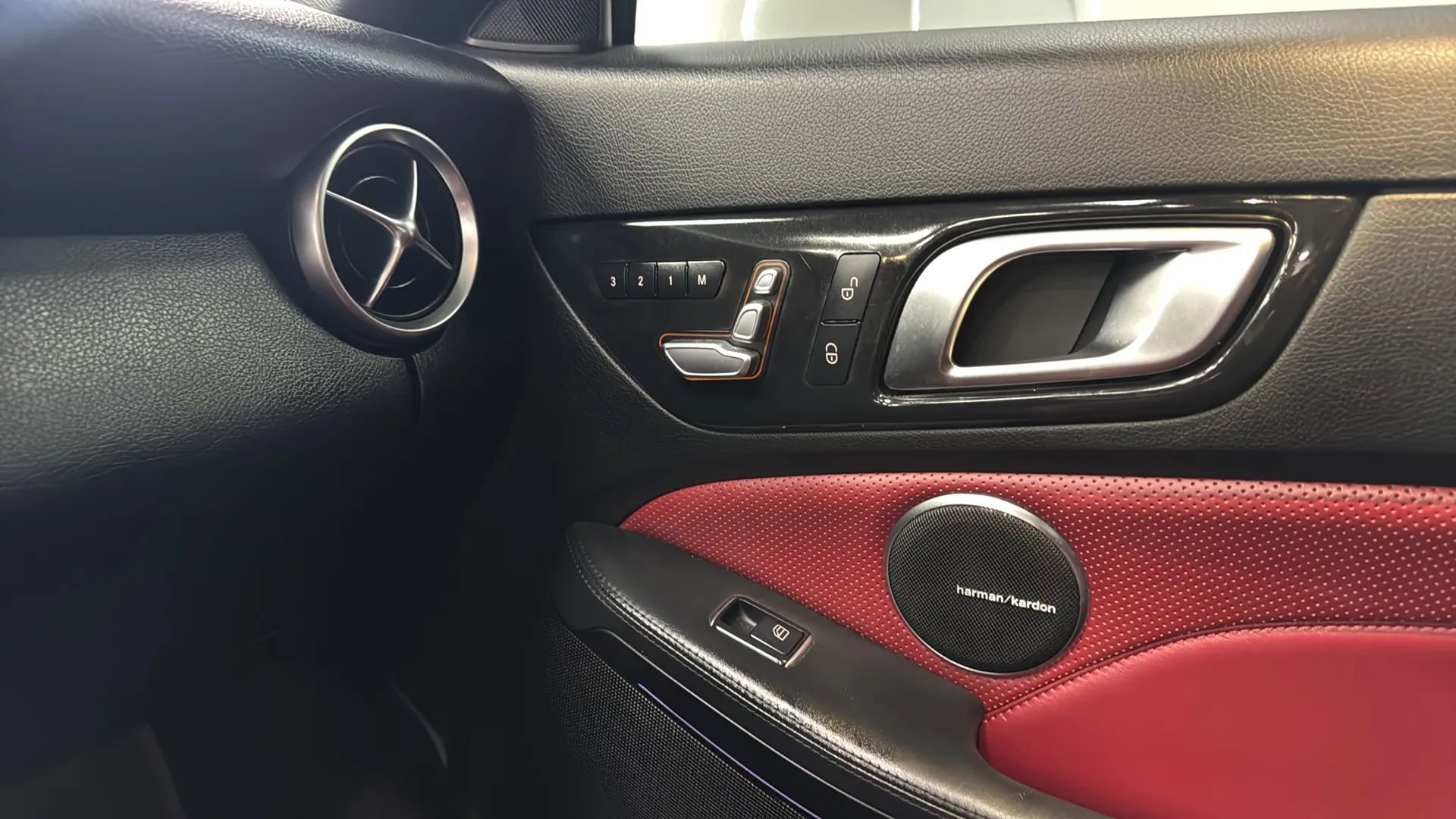 Used 2020 Mercedes-Benz SLC 300 image 20