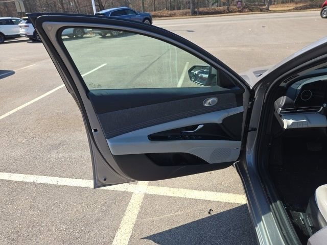 Used 2025 Hyundai Elantra Limited image 9