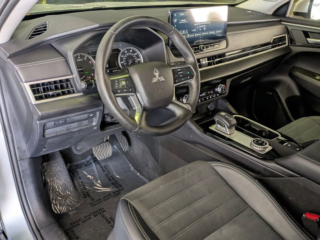 Used 2025 Mitsubishi Outlander SE AWD/4WD image 14