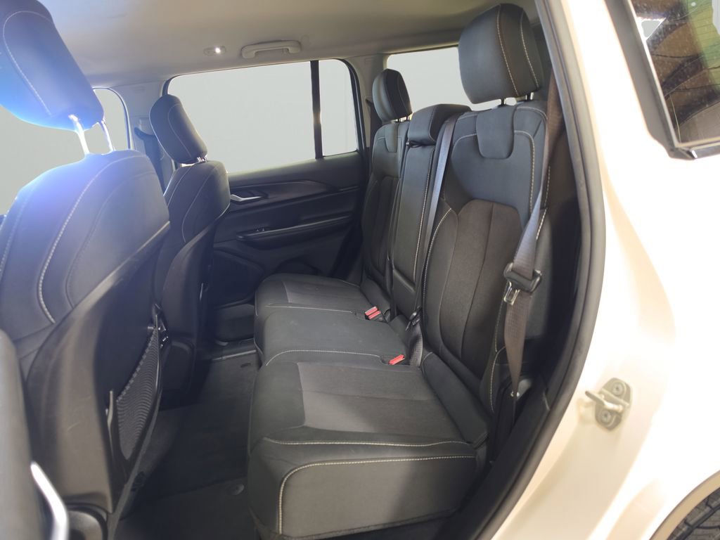 Used 2023 Jeep Grand Cherokee Laredo AWD/4WD image 14
