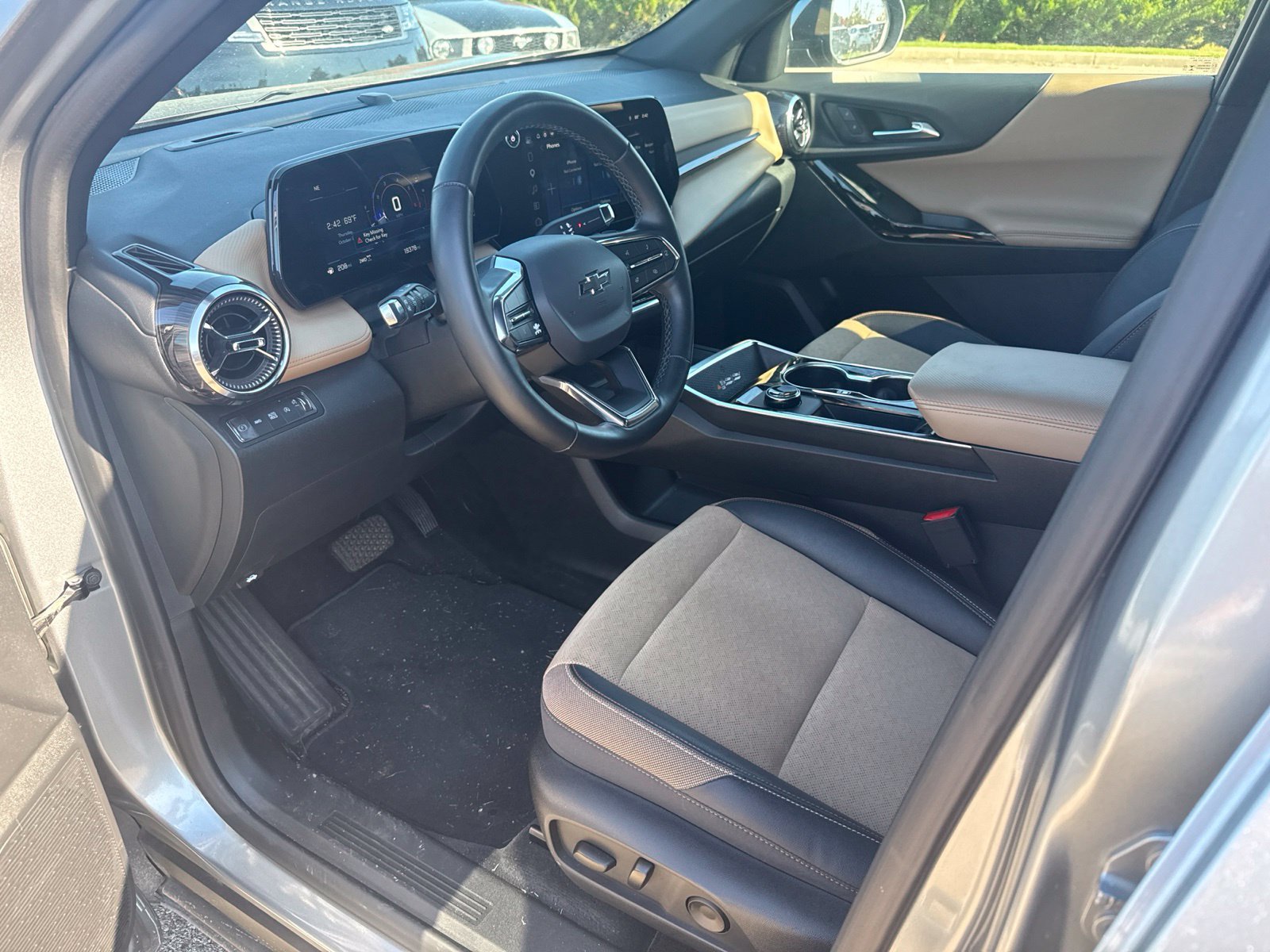 Used 2025 Chevrolet Equinox ACTIV w/ Safety and Technology Package AWD/4WD image 9