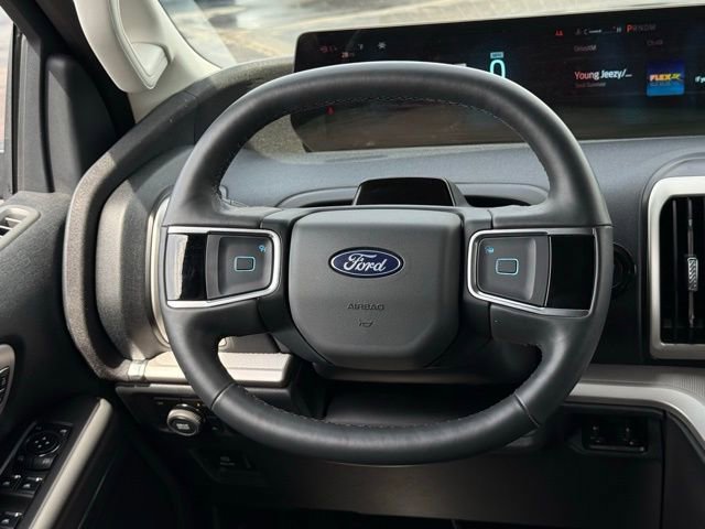 Used 2025 Ford Expedition Active AWD/4WD image 4