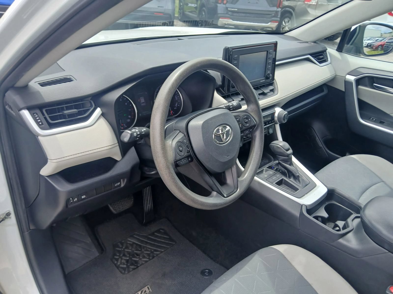Used 2020 Toyota RAV4 XLE w/ Convenience Package FWD image 7
