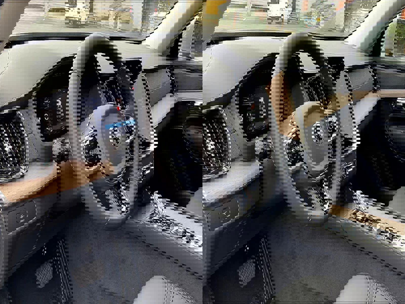 New 2026 Volvo XC90 B5 Plus w/ Protection Package image 8