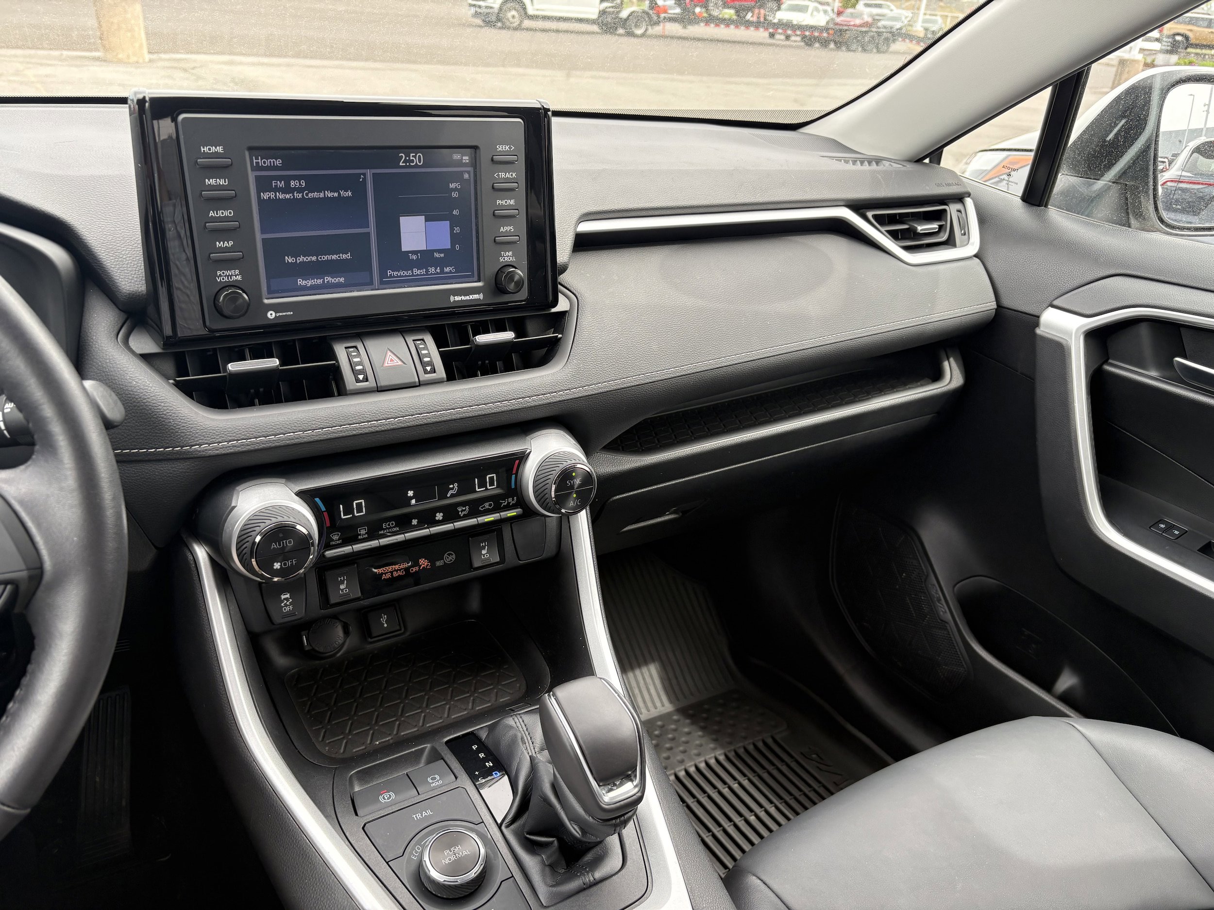 Used 2022 Toyota RAV4 XLE Premium AWD/4WD image 9