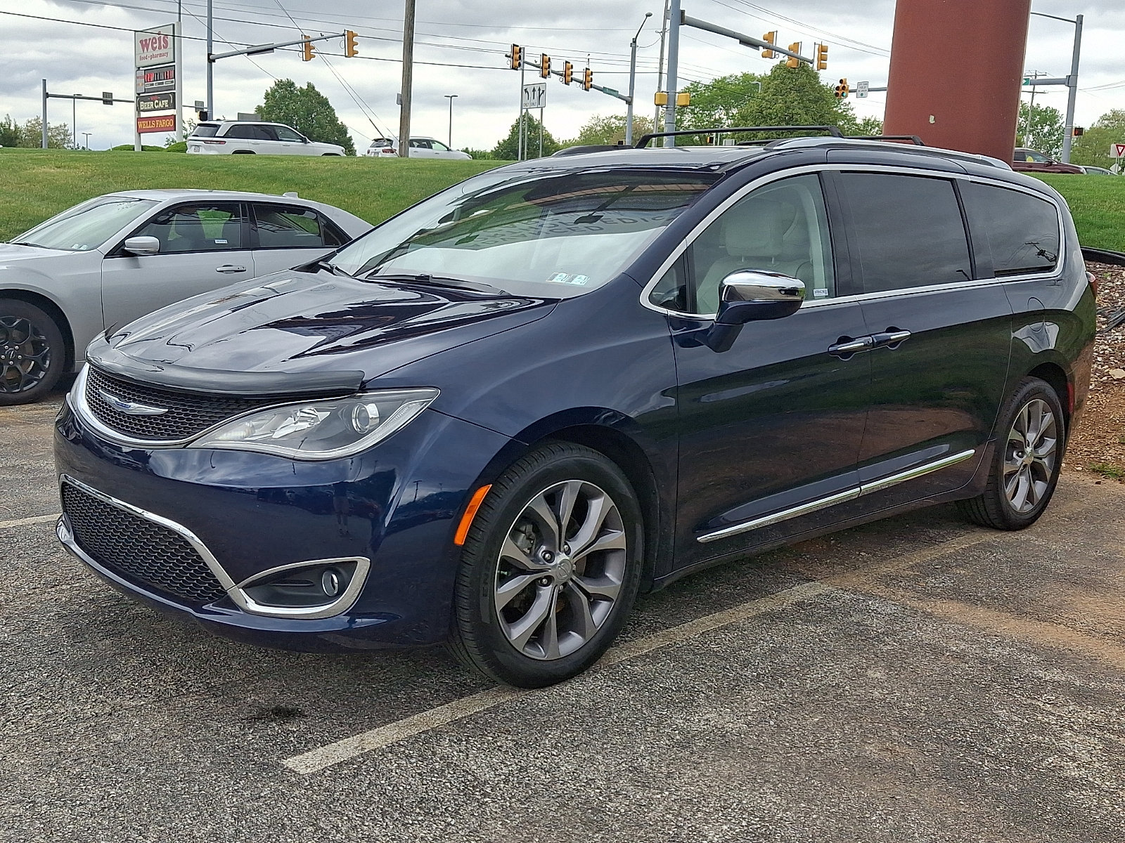 Used 2019 Chrysler Pacifica Limited w/ Tire & Wheel Group FWD image 3