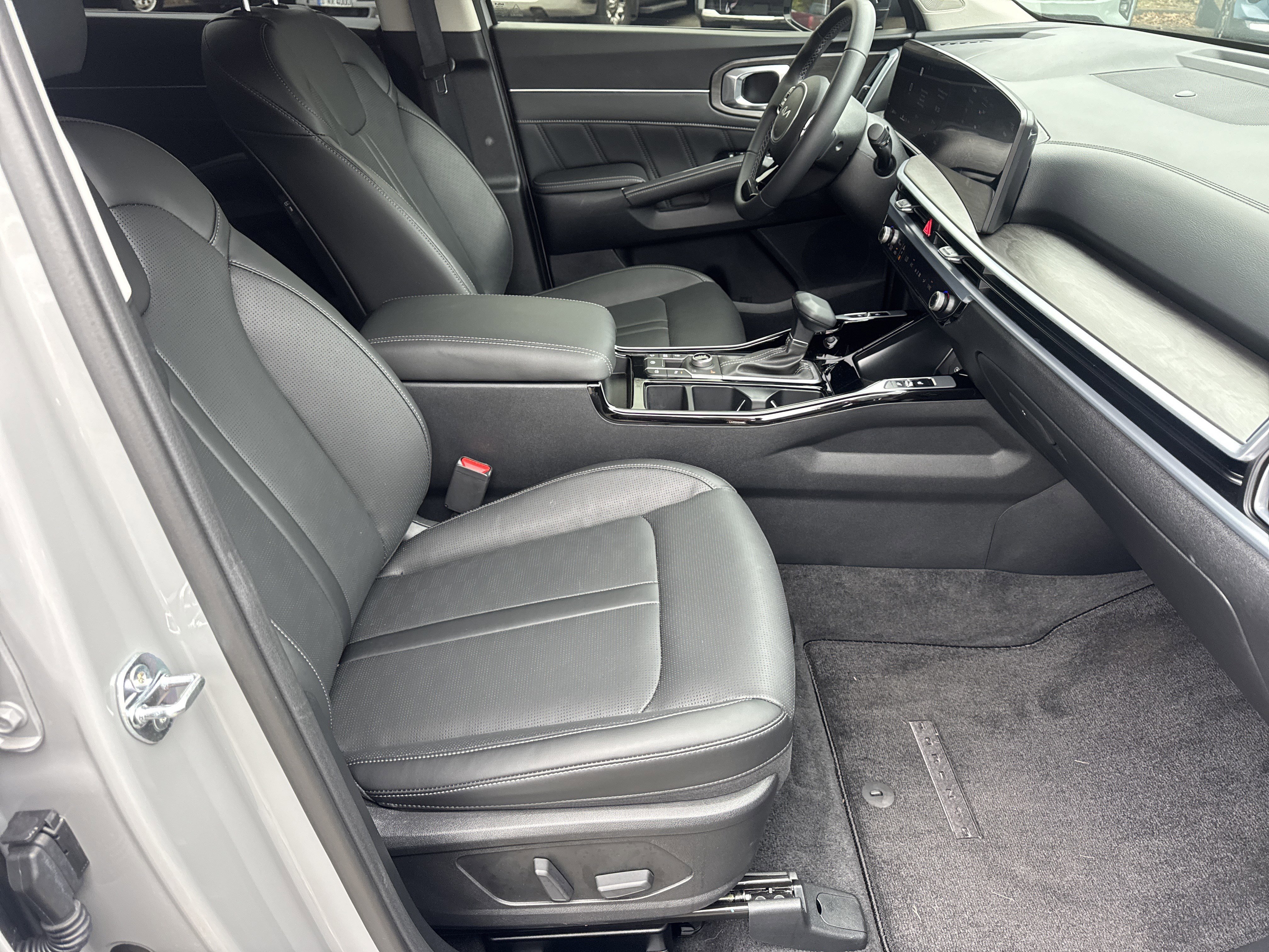 Certified 2025 Kia Sorento SX image 13