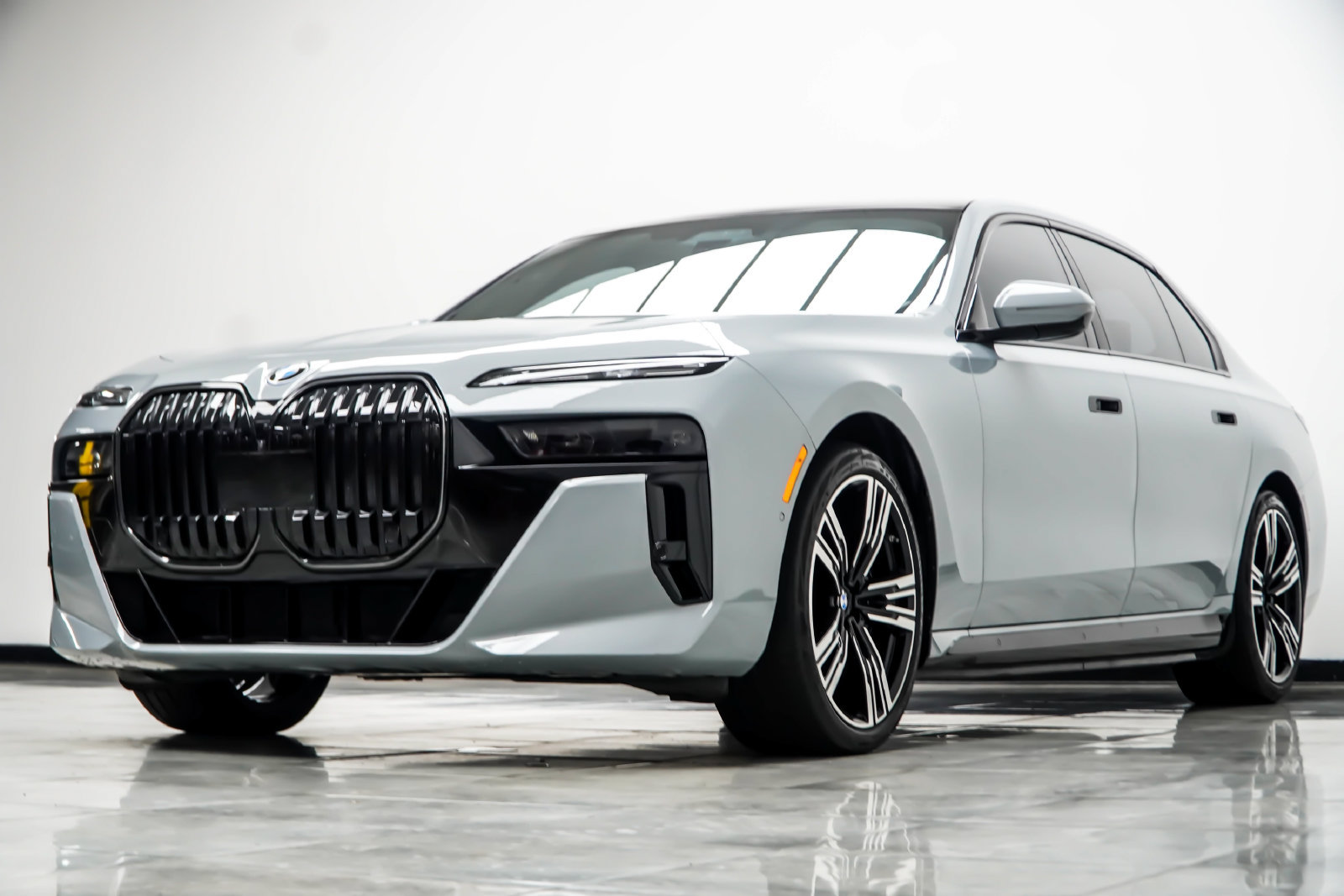 Used 2024 BMW i7 eDrive50 w/ M Sport Package RWD image 10