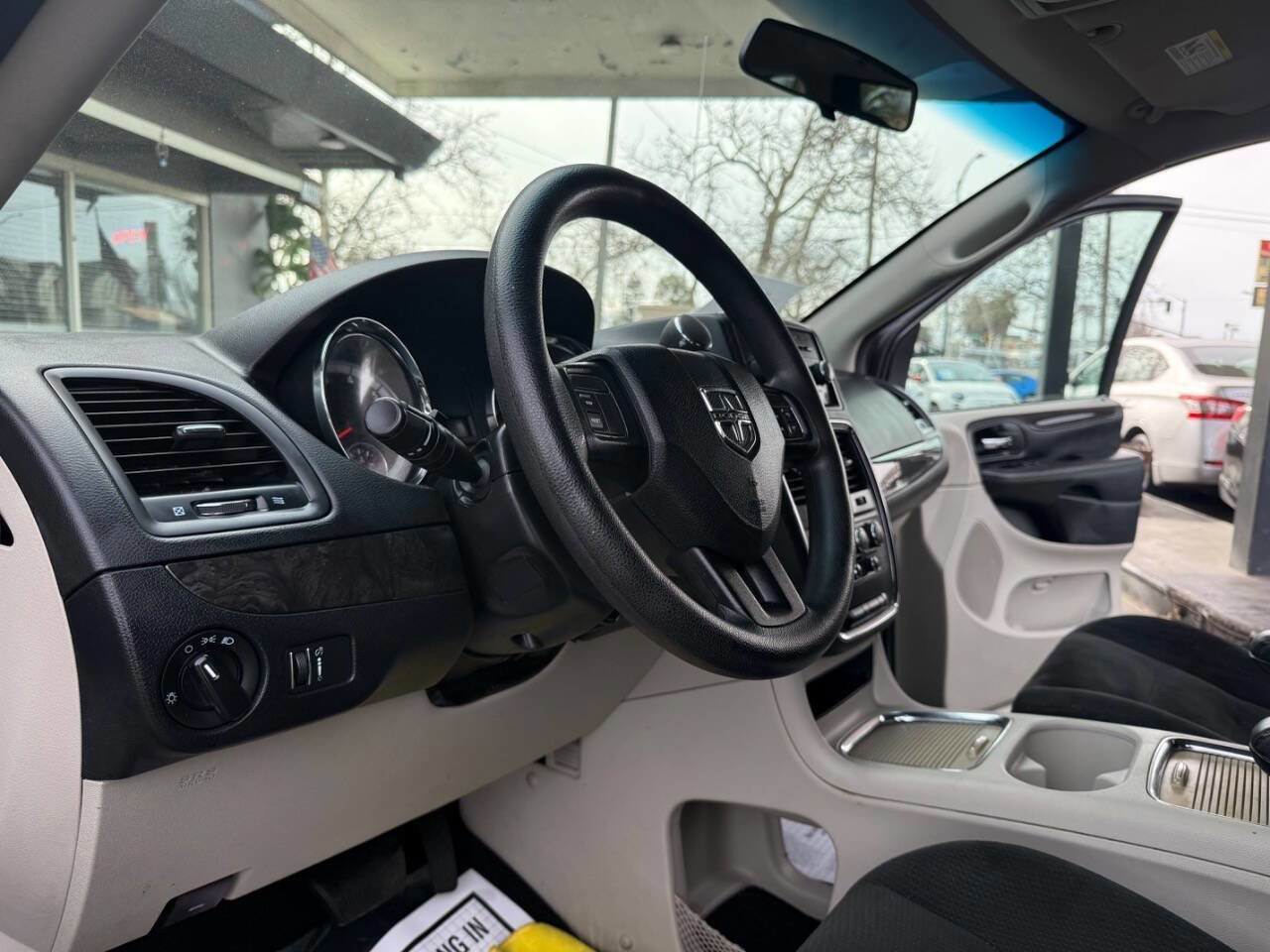 Used 2016 Dodge Grand Caravan SXT image 25