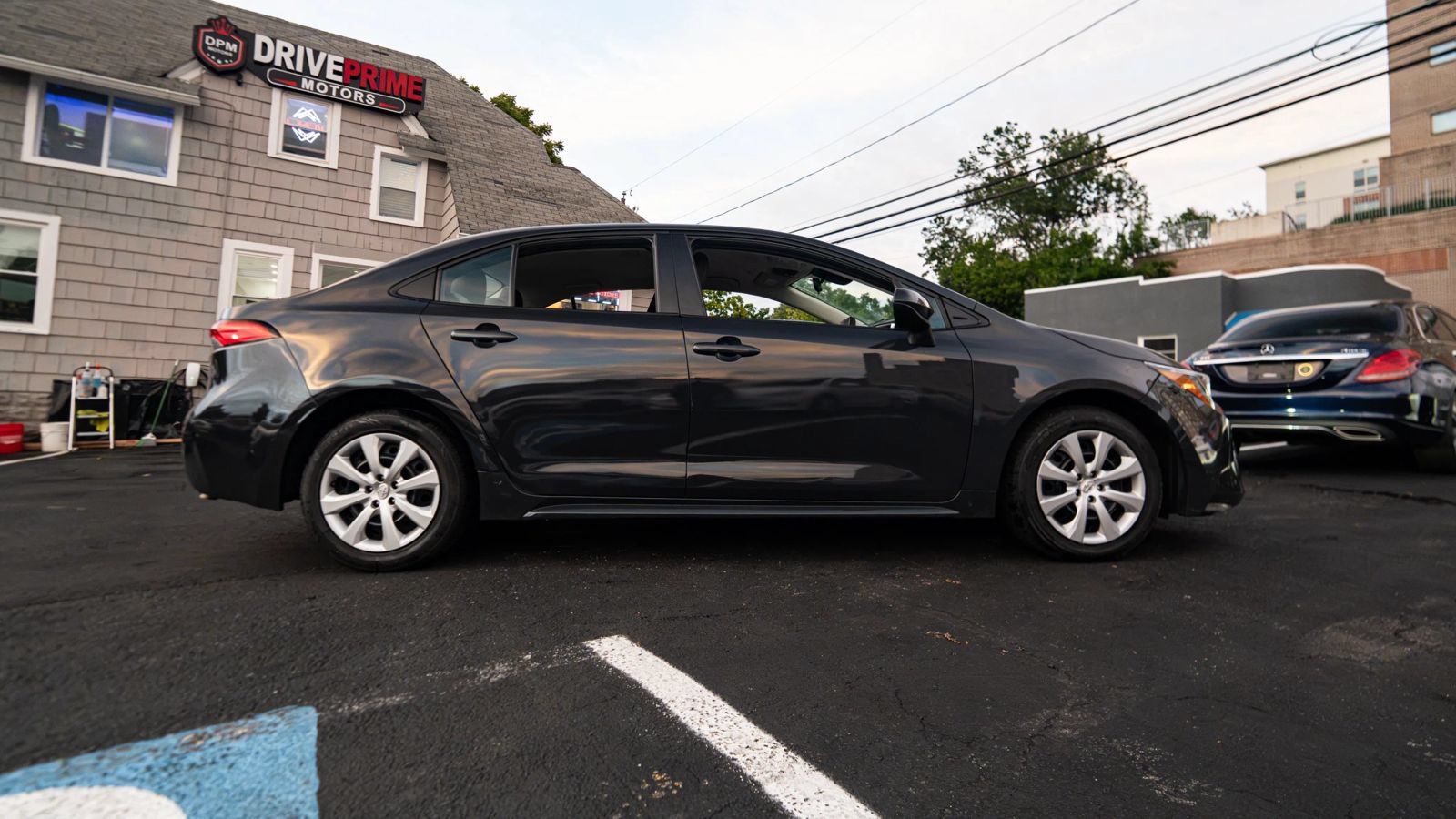 Used 2024 Toyota Corolla LE FWD image 2