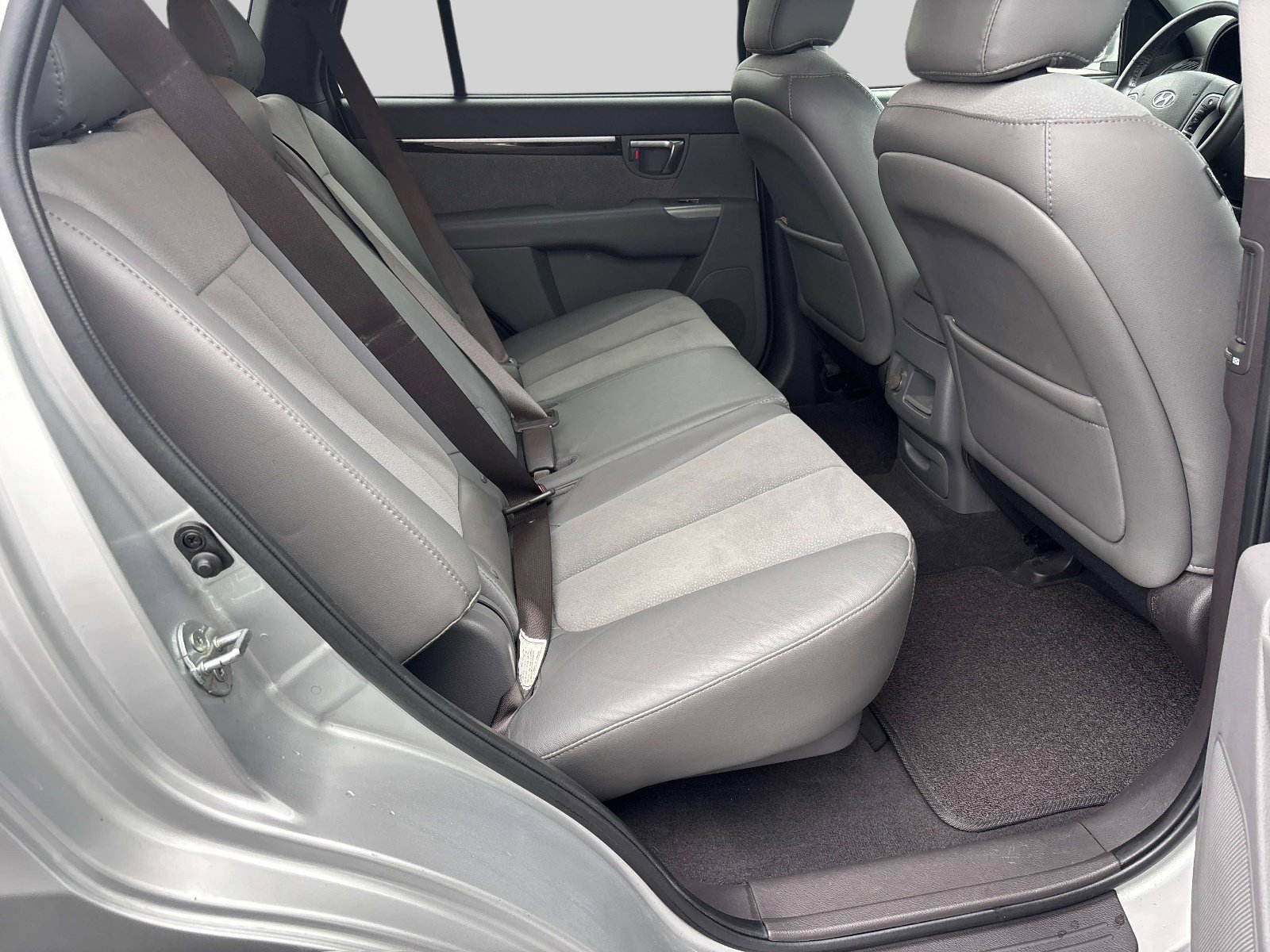 Used 2011 Hyundai Santa Fe SE image 16