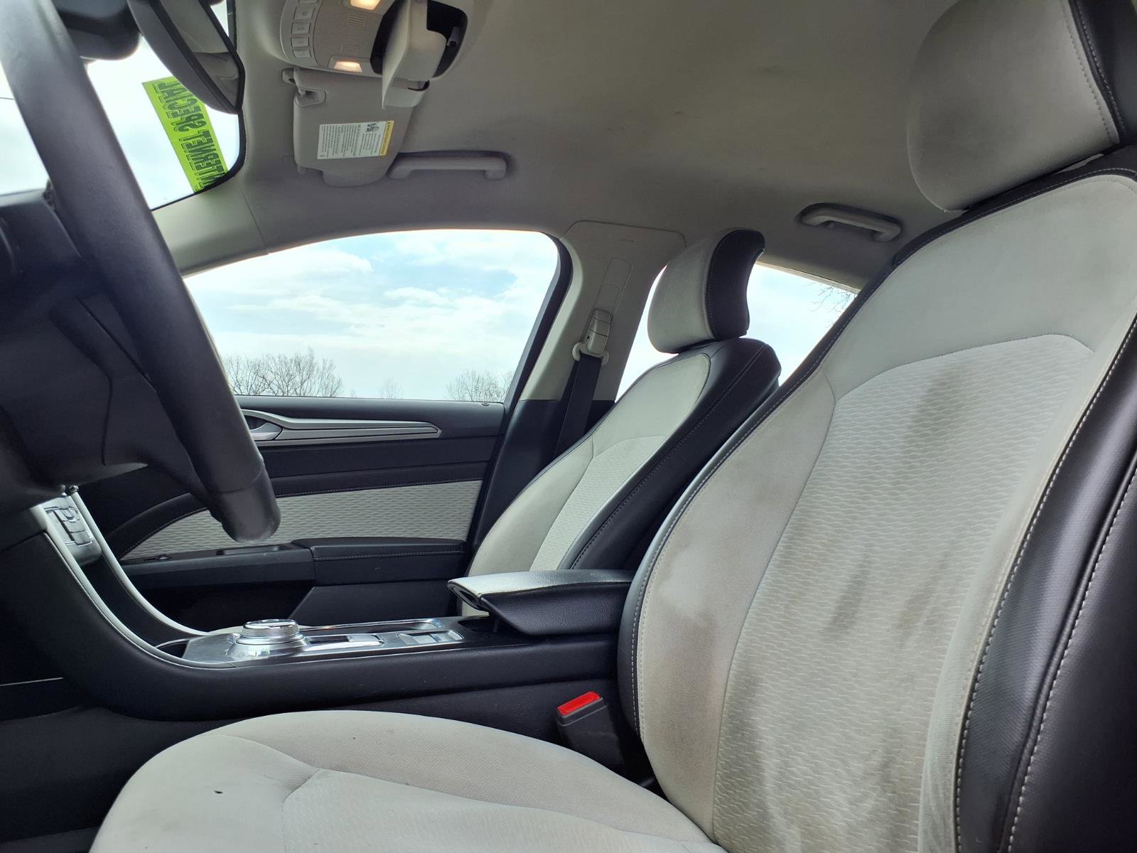 Used 2019 Ford Fusion SE image 3