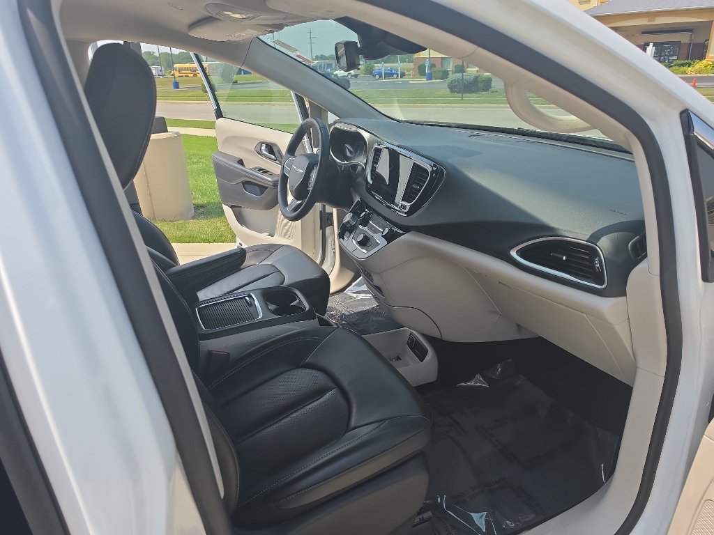 Used 2023 Chrysler Pacifica Touring-L FWD image 35