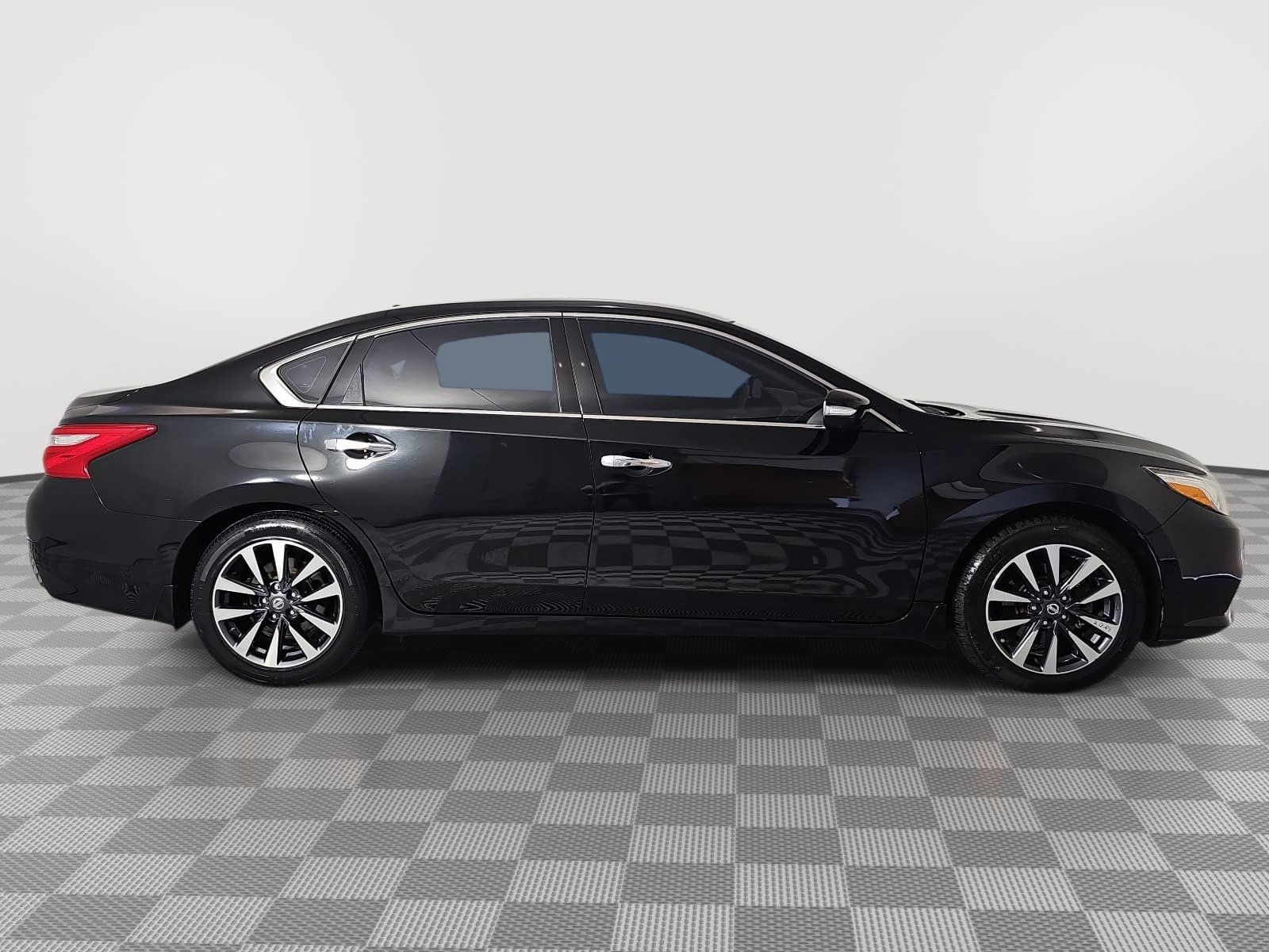 Used 2016 Nissan Altima 2.5 SV w/ Convenience Package FWD image 9