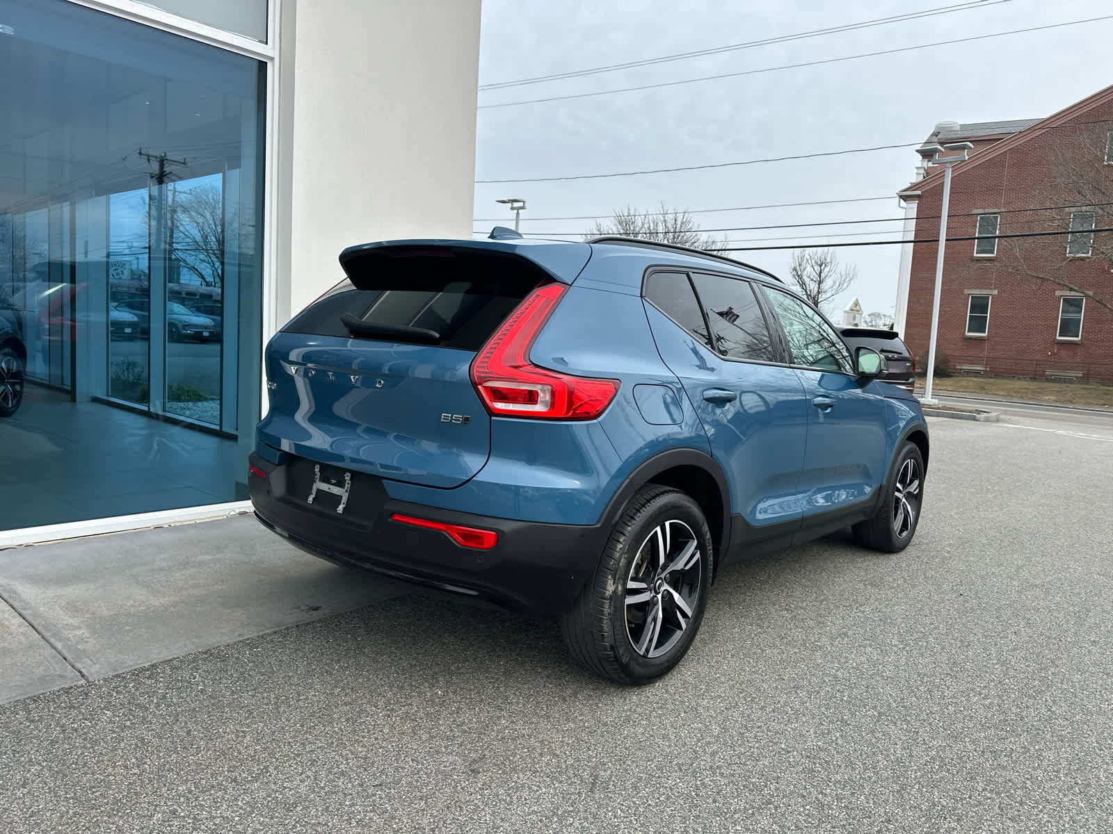 Used 2023 Volvo XC40 B5 Plus w/ Driver Assist Package image 8