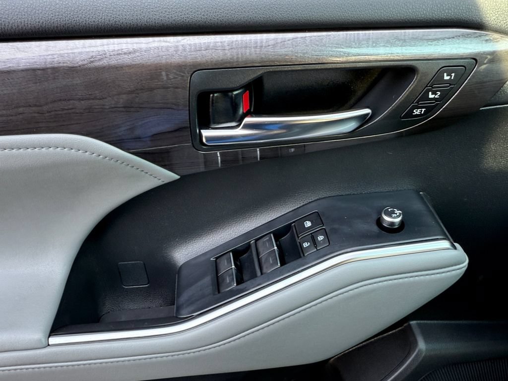 Used 2022 Toyota Highlander Limited FWD image 11
