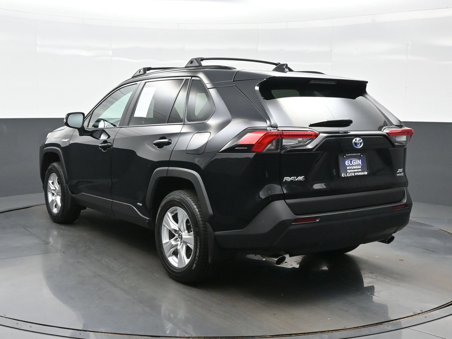 Used 2020 Toyota RAV4 XLE w/ XLE Grade Weather Package AWD/4WD image 4
