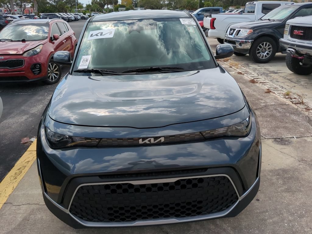 Certified 2025 Kia Soul LX w/ LX Technology Package FWD image 3