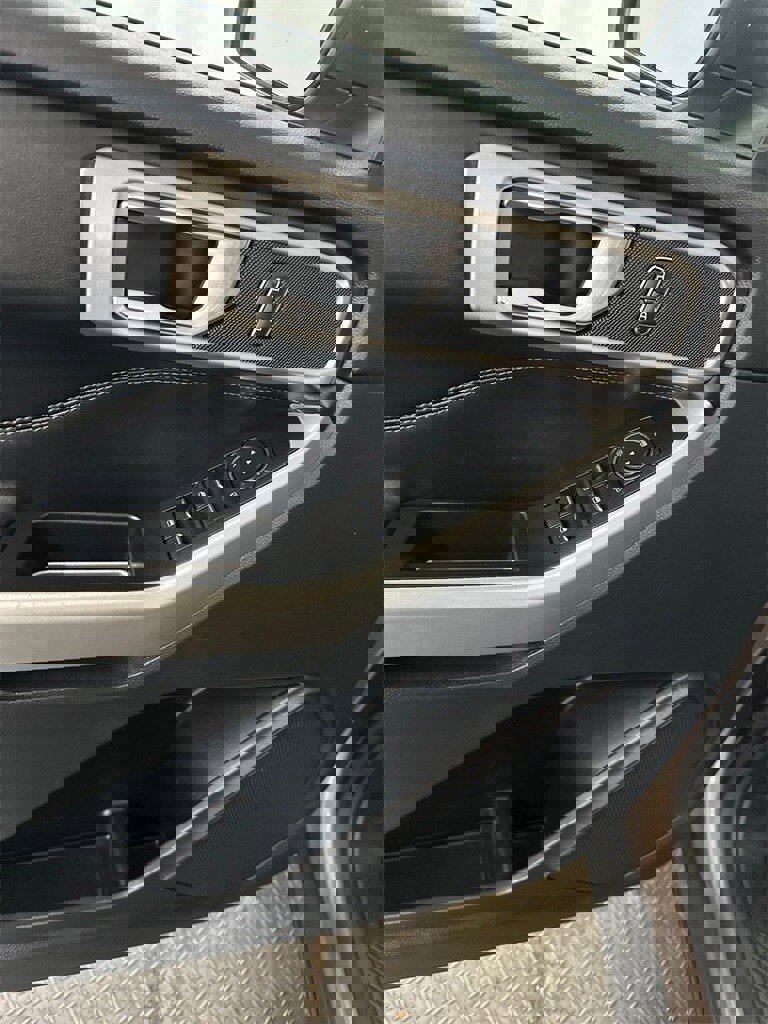 Used 2021 Ford Explorer XLT w/ Equipment Group 202A image 9