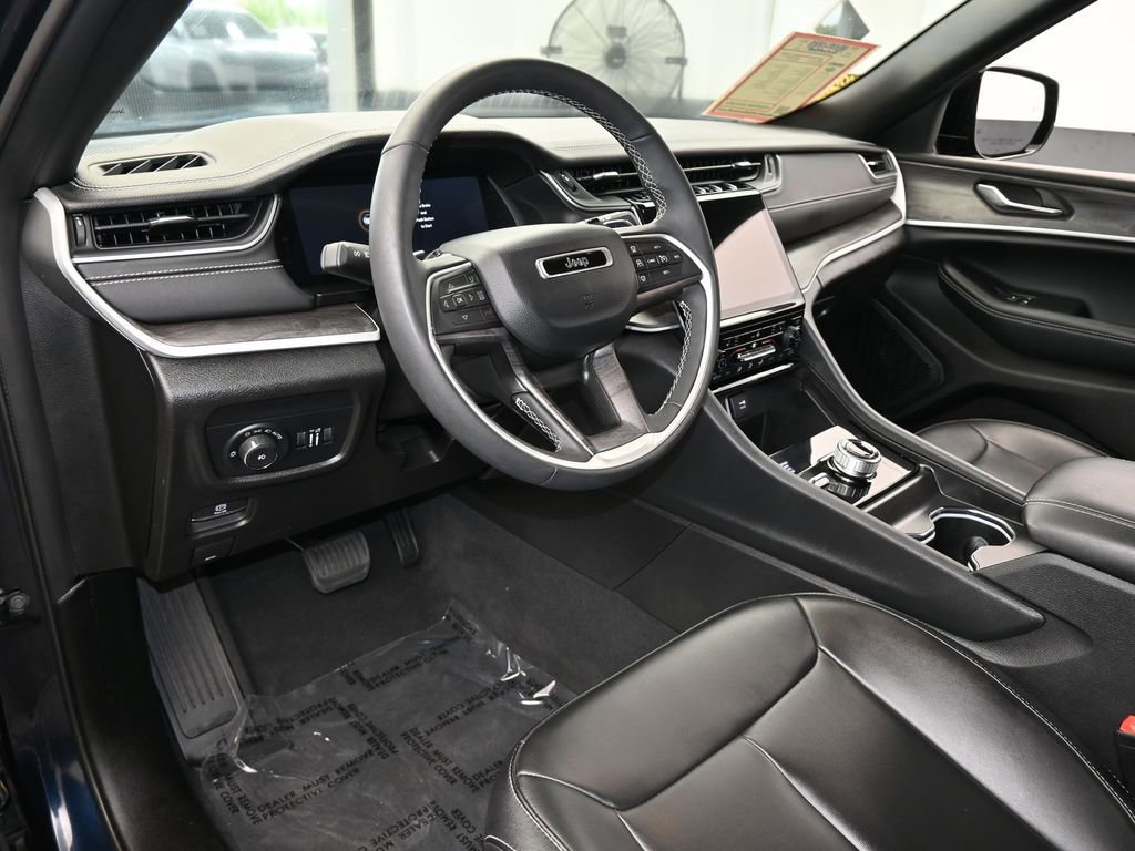 Used 2024 Jeep Grand Cherokee L Limited w/ Black Appearance Package image 10