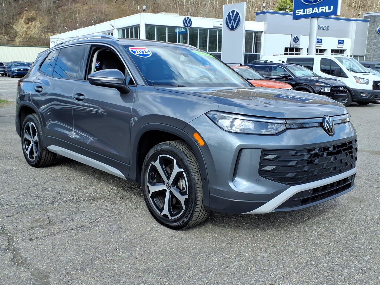 Certified 2025 Volkswagen Tiguan SE image 2