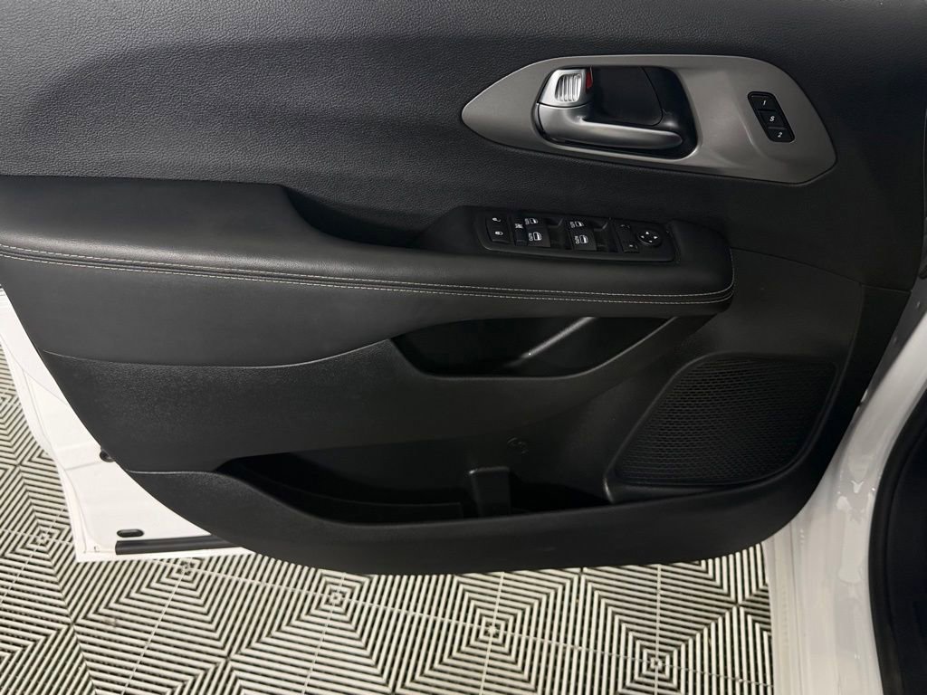 Used 2025 Chrysler Pacifica Select FWD image 27