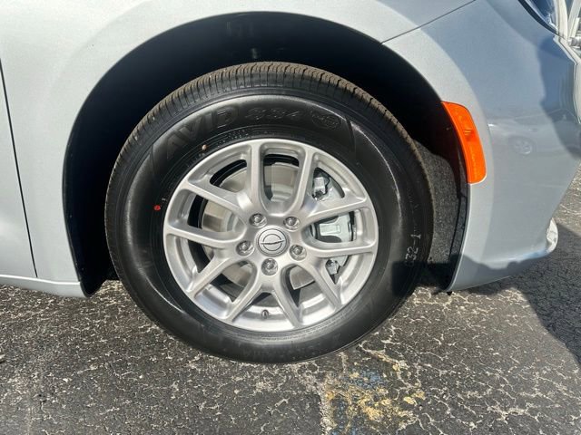 New 2026 Chrysler Pacifica Select image 9