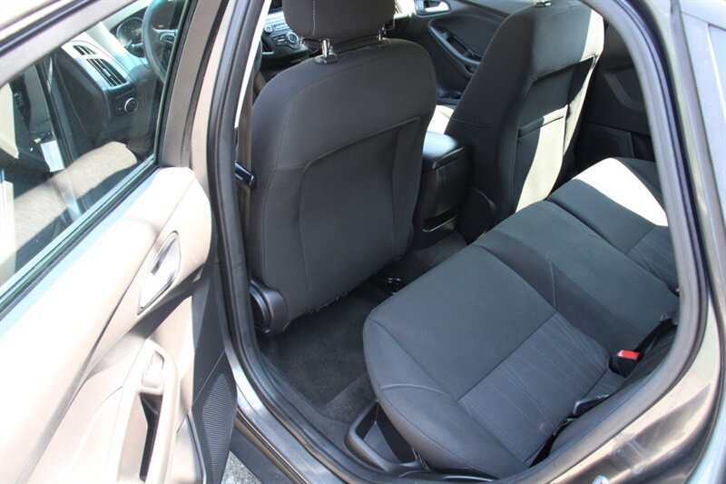 Used 2018 Ford Focus SE w/ Cold Weather Package FWD image 15