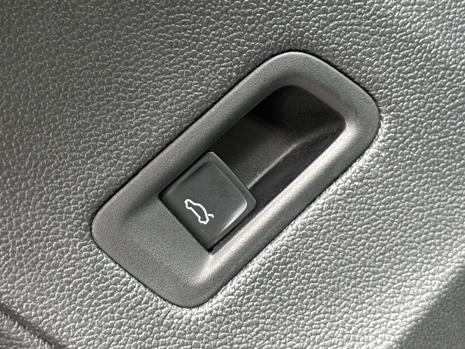 Used 2024 Volkswagen Atlas Peak Edition SE image 29