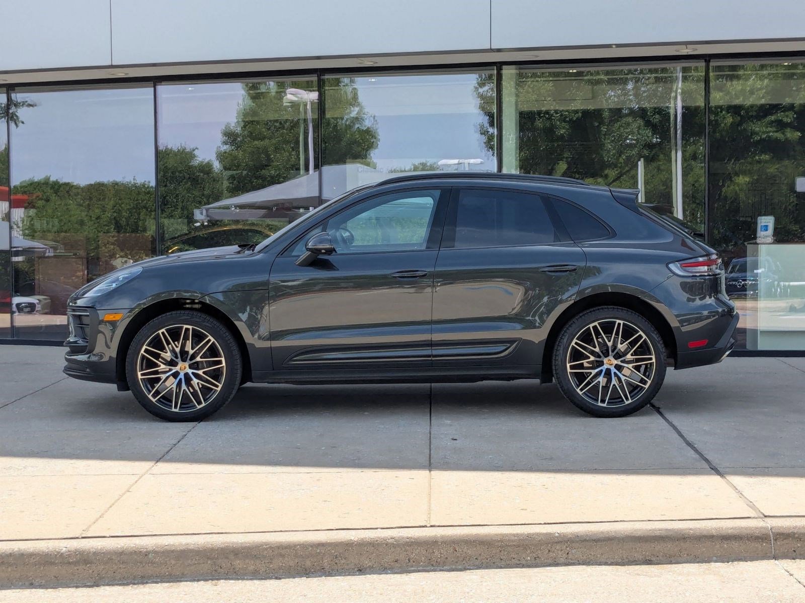 Certified 2025 Porsche Macan video 2
