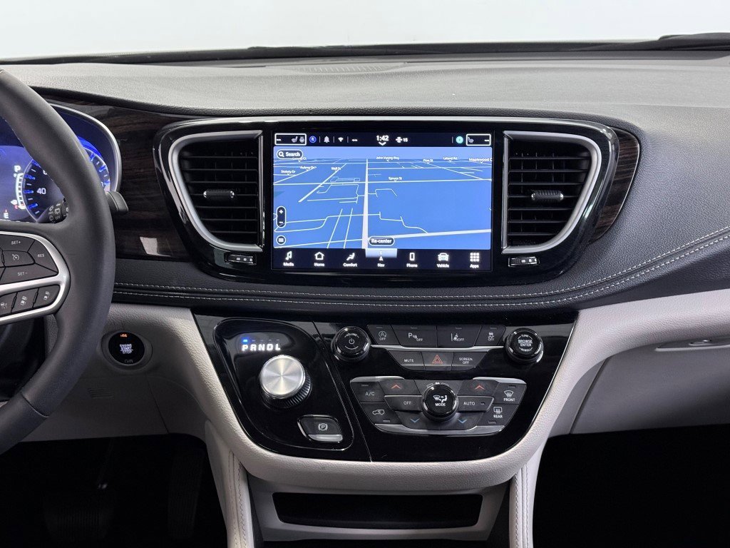 Used 2024 Chrysler Pacifica Limited image 22