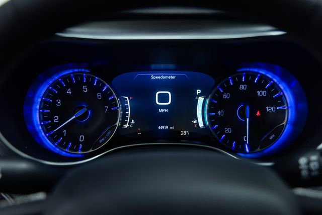 Used 2025 Chrysler Pacifica Limited image 2