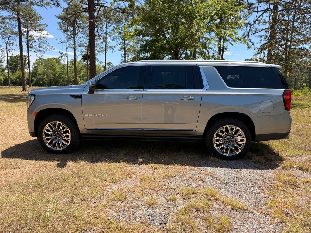 Used 2024 GMC Yukon XL Denali Ultimate AWD/4WD image 2