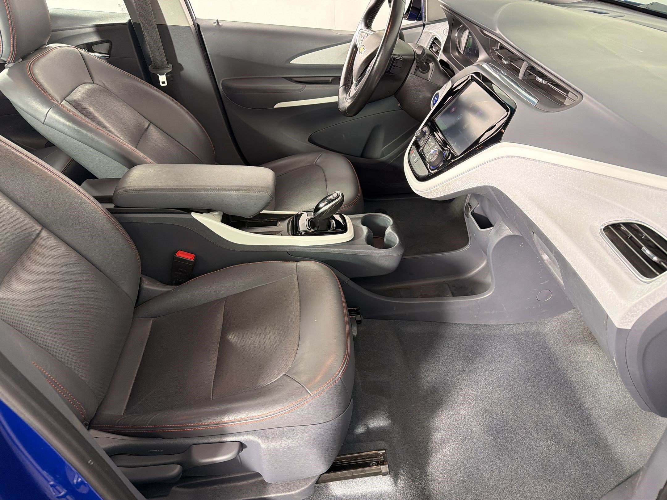Used 2020 Chevrolet Bolt Premier w/ Infotainment Package FWD image 27